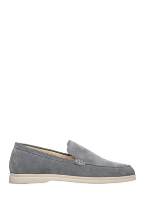 Graue Wildleder-Slipper mit abgerundeten Zehen, minimaler Naht und einer kontrastierenden beige Gummisohle. Glatte Textur, keine sichtbaren Beschläge.