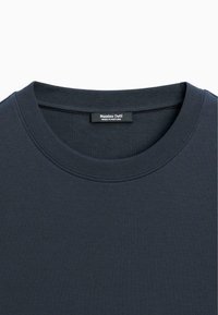 T-shirt in cotone blu navy scuro con collo rotondo, caratterizzato da una consistenza liscia e un'etichetta che recita "Massimo Dutti, Made in Portugal."