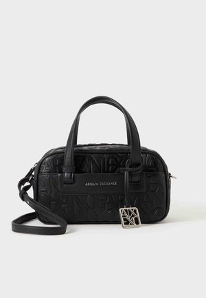 Čierna kabelka Armani Exchange s reliéfnym logom, dvoma rukoväťami, odnímateľným ramenným popruhom a striebornou značkovou zarážkou visieť na prednej strane.