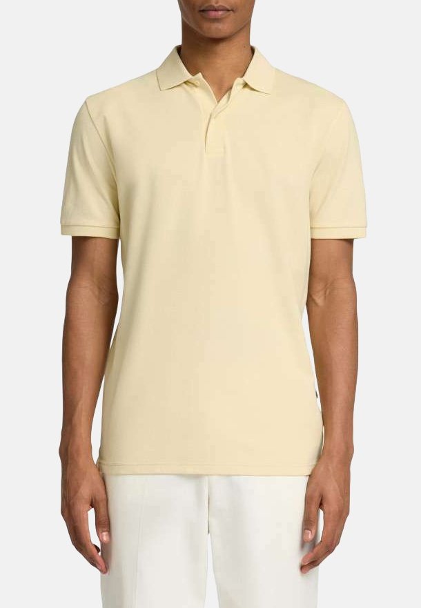 Polo a maniche corte di colore giallo chiaro, realizzato in tessuto morbido. Presenta un colletto classico e una linea dritta con dettagli minimi.