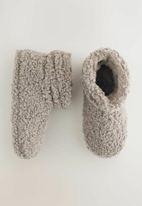 Grå fleece hjemmesko med et tekstureret, løkkefabric og blød, puddet foring. Har en fold-over manchet og rund tådesign.