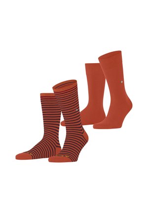 Zwei Paar orange Socken: ein Paar einfarbig mit Logo, das andere gestreift in Dunkelorange und Schwarz, mit einer glatten Textur und Knöchelhöhe.