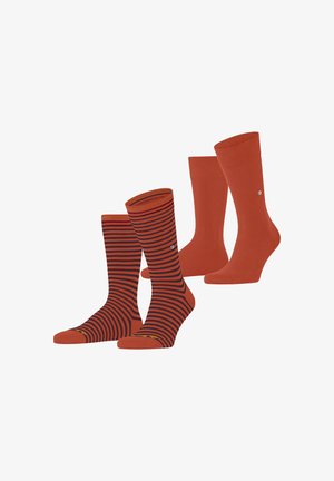 Due paia di calzini arancioni: uno a tinta unita con un logo, l'altro a righe con arancione scuro e nero, con una texture liscia e altezza alla caviglia.