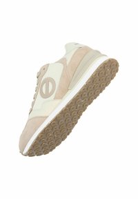 Sneaker beige con parte superiore in suede e rete, suola in gomma con battistrada circolare e un accento con logo sul lato.