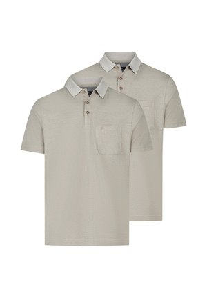 Due polo beige a maniche corte con collo a polo e bottoni, e tasche sul petto, mostrati affiancati su sfondo bianco.