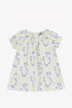 Λευκό φόρεμα κοντό μανίκι με κίτρινες και μπλε φύλλο σχέδια, ελαστική λαιμόκοψη και διακριτικές gathered λεπτομέρειες για πρόσθετη υφή.