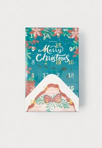 Calendar de Advent cu un fundal albastru, accente florale, numere aurii, o ilustrație cu un munte acoperit de zăpadă și text festiv "Crăciun Fericit."