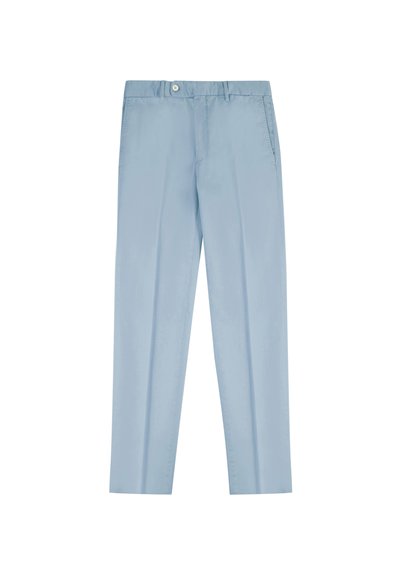 Jasnoniebieskie, dopasowane spodnie wykonane z gładkiego materiału, z zapięciem na guzik, bocznymi kieszeniami i prostymi nogawkami.