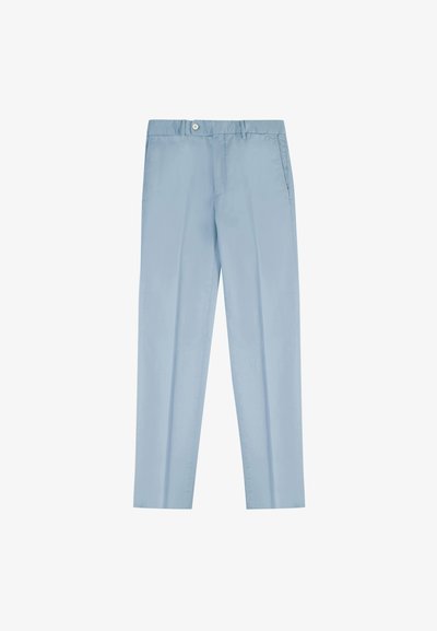 Jasnoniebieskie, dopasowane spodnie wykonane z gładkiego materiału, z zapięciem na guzik, bocznymi kieszeniami i prostymi nogawkami.