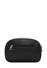 Bolso de maquillaje de piel negra con una superficie texturizada, forma ovalada, cierre superior con cremallera y un bolsillo frontal con una cremallera plateada.