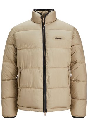 Beige pufferjakke med høj krave, sort lynlås og sidelommer. Den har vandret syninger og et logo på brystet.