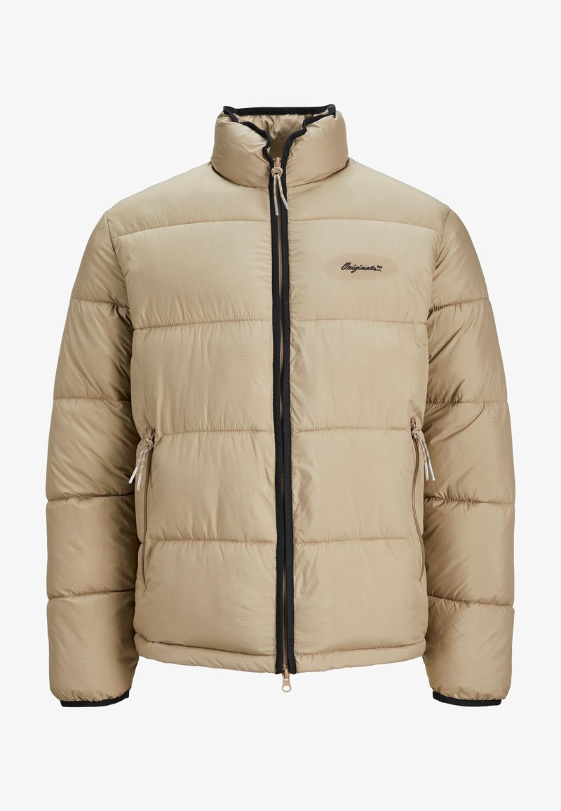 Beige Daunenjacke mit hohem Kragen, schwarzem Reißverschluss und Seitentaschen. Sie verfügt über horizontale Nähte und ein Logo auf der Brust.