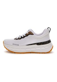 Scarpa sportiva bianca realizzata in materiale mesh e sintetico, con accenti marroni, dettagli neri, suola arancione prominente e intersuola decorata.