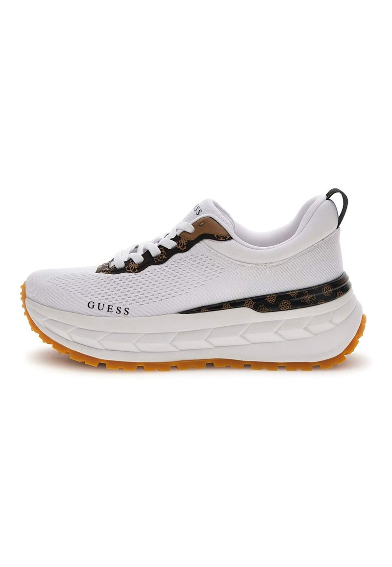 Scarpa sportiva bianca realizzata in materiale mesh e sintetico, con accenti marroni, dettagli neri, suola arancione prominente e intersuola decorata.