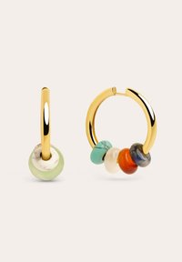 Boucles d'oreilles créoles en or ornées de perles en pierres multicolores : vert, turquoise, orange, translucide et bleu, avec une finition polie.