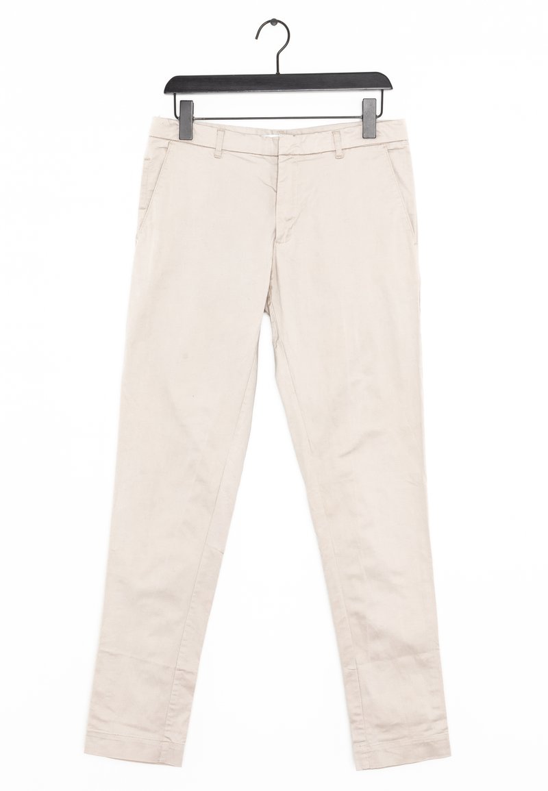 Pantalons en coton beige clair avec une coupe slim, comportant deux poches avant et une texture lisse. Jambes droites et taille plate.