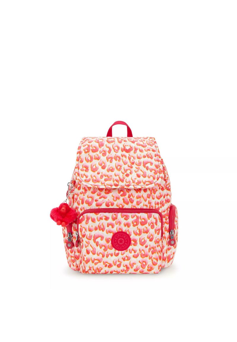Mochila con un estampado de leopardo en rosa y naranja, con acentos rojos, un pequeño charm de pompón y múltiples compartimentos con cremallera.