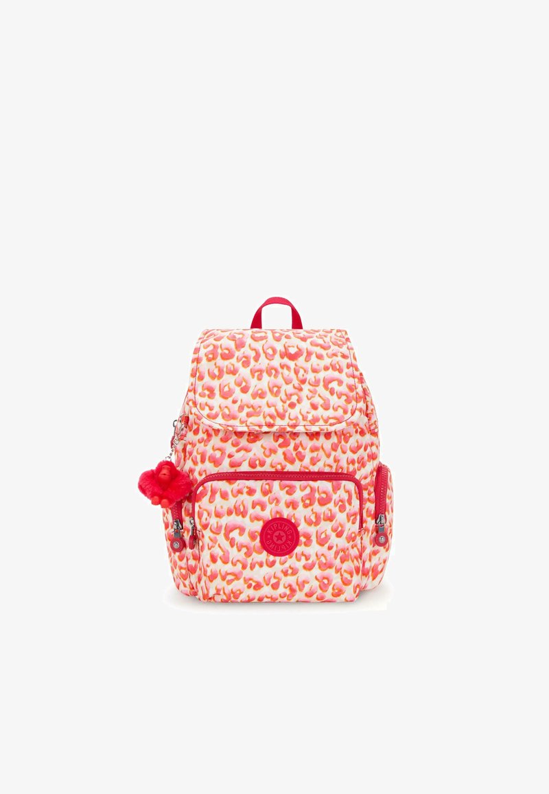 Mochila con un estampado de leopardo en rosa y naranja, con acentos rojos, un pequeño charm de pompón y múltiples compartimentos con cremallera.