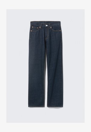 Tumed sinised sirged denim teksad viie tasku ja vasksete nupudega, lamades neutraalsel taustal.