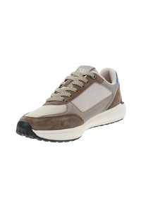 Sneaker sportiva con una tomaia in suede beige e marrone, dettagli in rete, lacci ovali, collo imbottito e una suola intermedia bianca con outsole in gomma nera.