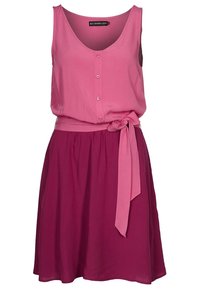 Vaaleanpunainen hihaton mekko, jossa on nappikiinnitys ja flare-helman magentaväri, vyötäröllä solmittava vyö. Silkkinen kangas.