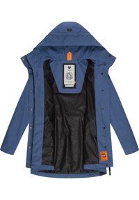 Mėlynas vandeniui atsparus džemperis su kapuce, turintis juodą raštuotą pamušalą, oranžinį akcentą ant kaklo ir etiketę su tekstu viduje.