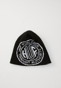 Zwarte gebreide beanie met een groot wit grafisch ontwerp in het midden met "HUF" en omringende tekst. Zachte textuur, aansluitende vorm.