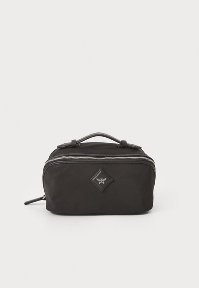 Borsa da toiletta nera in nylon con manico superiore, chiusura a zip e accentuazione con logo a diamante. Presenta una superficie liscia e una forma rettangolare compatta.