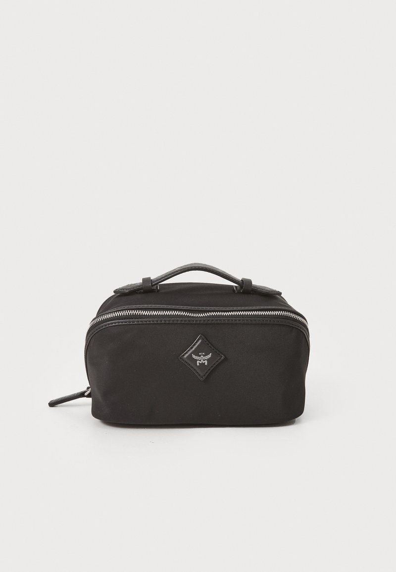 Čierna nylonová toaletná taška s horným uchom, zipsovým uzáverom a akcentom v tvare diamantu. Má hladký povrch a kompaktný obdĺžnikový tvar.