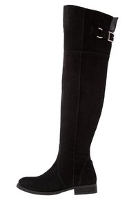 Botas altas de ante negras hasta la rodilla con un tacón plano, que cuentan con una correa con hebilla lateral y un detalle de costura sin costuras. Textura suave en toda su extensión.
