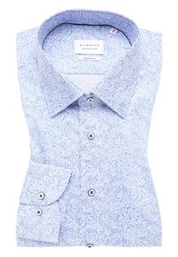 Camicia di cotone con motivo paisley blu, caratterizzata da un colletto classico, chiusura frontale con bottoni e una tasca sul petto con bottoni a contrasto.