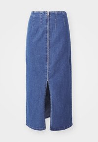 Denim midi krilo v temno modri barvi z zadrgo na hrbtu in srednjim razporkom. Ima skrojene nabore na pasu in dokončan rob.