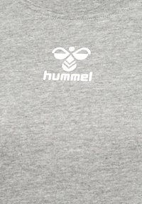 Wit gestileerd bijenlogo en "hummel" tekst gedrukt op lichtgrijs gemêleerde stof, gecentreerd nabij de bovenkant.