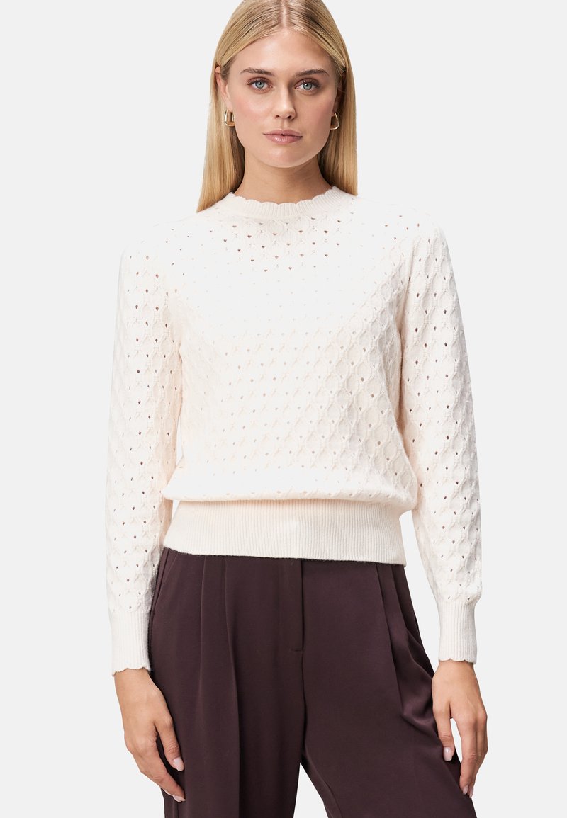 Cremfarbener Strickpullover mit strukturiertem Rautenmuster, geripptem Saum und Bündchen. Der Rundhalsausschnitt und die langen Ärmel sorgen für eine lockere Passform.
