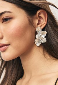 Next FLOWER STATEMENT STUD  - Pendientes - silver tone