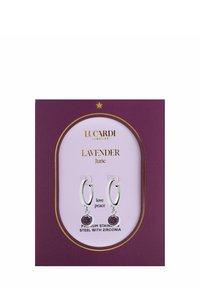 Zilveren ringoorbellen met paarse zirconia-accenten, gepresenteerd op een lavendel- en gouden kaart met het label "Lucardi Jewellers."