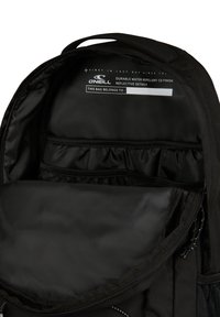 Zaino nero con finitura resistente all'acqua. L'interno presenta tasche organizzative e dettagli riflettenti. Spallacci regolabili.