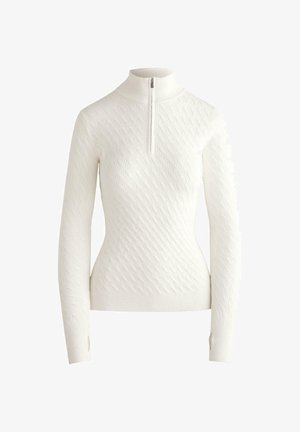 Biely pletený sveter s vysokým, so zipsom uzatvárateľným golierom, zdobený textúrovaným vzorom diamantov a priliehavými dlhými rukávmi.