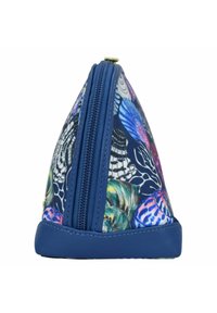 Dreieckiger Kosmetikbeutel mit einem Reißverschluss, der ein farbenfrohes Muschelmuster auf einem dunkelblauen Stoffhintergrund und einer glatten blauen Basis aufweist.