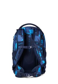 Zaino blu navy con motivi camouflage in diverse sfumature di blu. Dotato di spallacci imbottiti, schienale in rete e fibbia regolabile.