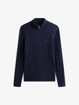 Navyblauwe gebreide trui met een hoge kraag, voorzien van een kabelpatroon en een halve rits aan de voorkant, afgewerkt met geribde manchetten en onderrand.