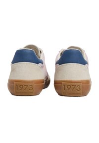 Klassiset lenkkarit, joissa on vaaleanpunainen nahkapinta, siniset nahkaosuudet ja ruskeat kumipohjat. Embossattu "1973" kantapäässä.