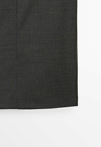 Tissu gris foncé avec une texture chinée subtile, présenté à plat sur un fond blanc.