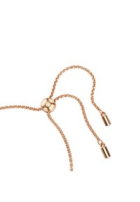 Collar ajustable de oro rosa con una perla esférica suave y dos extremos colgantes de cadena con cierres cilíndricos. Diseño minimalista, textura elegante.