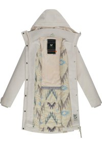 Cappotto grigio chiaro con un rivestimento in peluche caratterizzato da motivi geometrici blu e grigi, chiusura con zip e cappuccio. Rivestimento in pizzo visibile al collo.