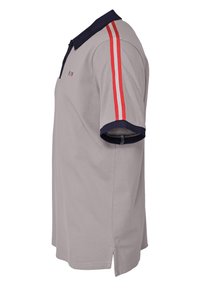 Szary polo z granatowym kołnierzykiem i czerwonymi paskami na rękawach. Krótkie rękawy, rozcięcia po bokach u dołu i logo na piersi.