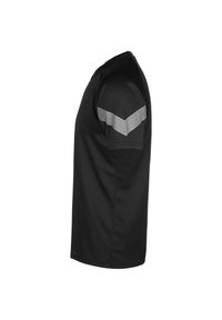 T-shirt de sport noir avec des manches courtes, des accents gris en tissu en maille sur les épaules et une coupe classique. Fabriqué à partir d'un matériau textile respirant.