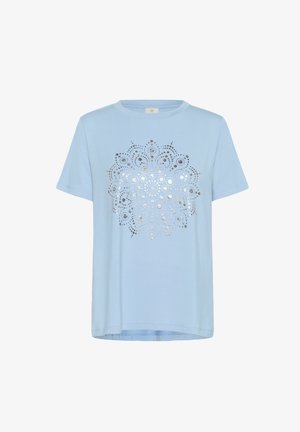 Helles blaues Kurzarm-T-Shirt mit einem silbernen, filigranen Mandala-Muster auf der Vorderseite. Weicher Stoff mit lockerer Passform.