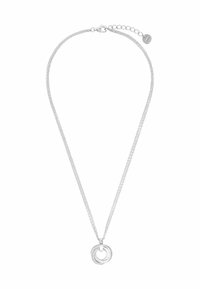 Collana in tono argento con una catena sottile, dotata di due pendenti circolari intrecciati; uno liscio e uno con una superficie testurizzata.
