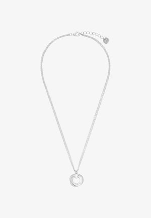 Collana in tono argento con una catena sottile, dotata di due pendenti circolari intrecciati; uno liscio e uno con una superficie testurizzata.